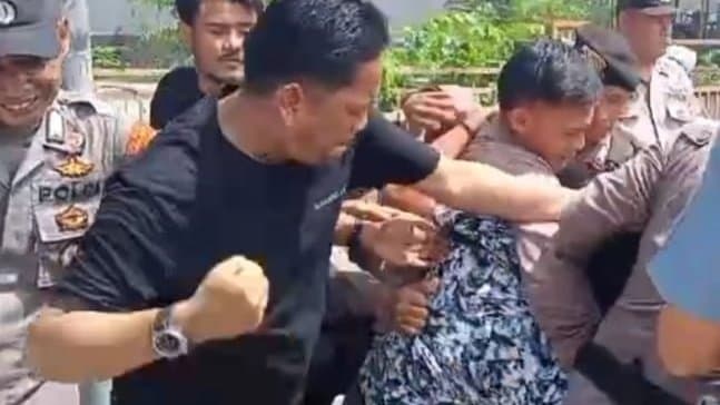 Oknum Polisi Diduga Berpakaian Preman Tinju Warga Termohon Saat Proses Eksekusi
